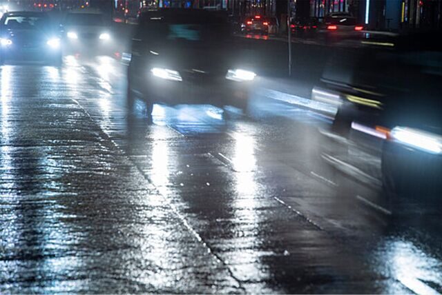 Autos fahren auf regennasser Straße