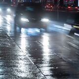 Autos fahren auf regennasser Straße