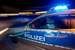 Streifenwagen der Polizei mit eingeschaltetem Blaulicht