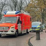 Polizeiwagen fahren in Wulfen-Barkenberg hinter einem Rettungswagen der Feuerwehr.