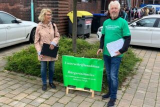 Zwei Mitglieder der Bürgerinitiative sammeln Unterschriften.
