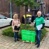 Zwei Mitglieder der Bürgerinitiative sammeln Unterschriften.