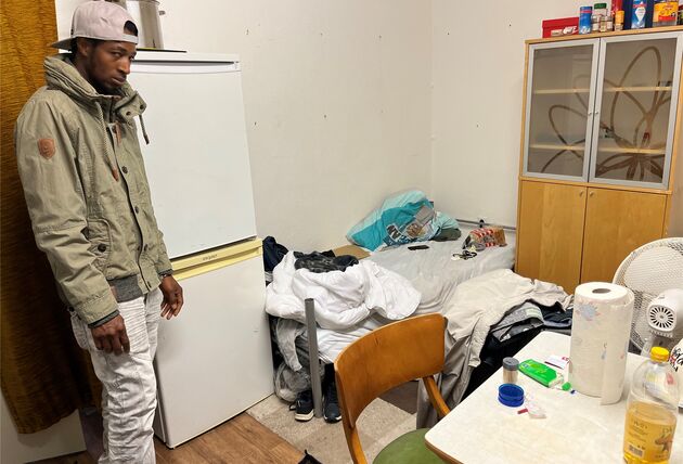 Mamadou Lamarana Bah (28) lebt auf nicht einmal vier Quadratmetern in der Unterkunft am Lipper Weg.
