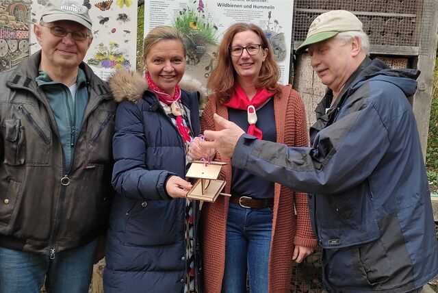 Auf der Biostation in Oer-Erkenschwick stehen Ludger Drescher, Silke Reismann, Diana Böckmann und Manfred Onnebrink mit einem Futterhäuschen.