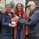 Auf der Biostation in Oer-Erkenschwick stehen Ludger Drescher, Silke Reismann, Diana Böckmann und Manfred Onnebrink mit einem Futterhäuschen.