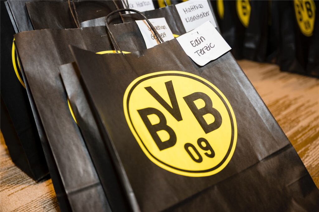 Die BVB-Spieler auf dem Weg nach Singapur.