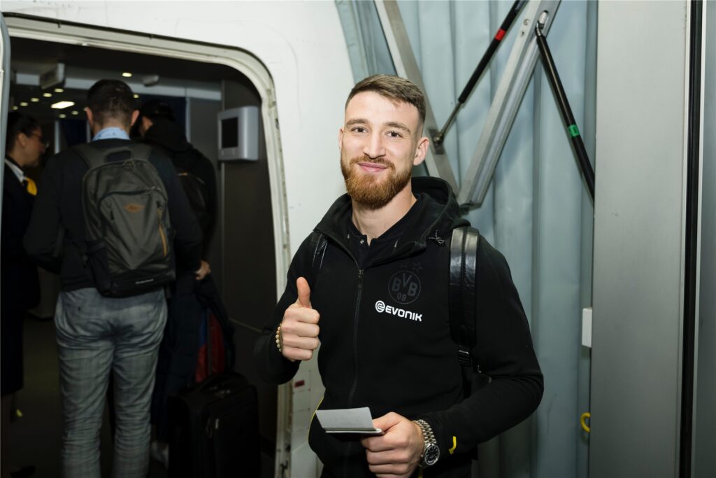 Die BVB-Spieler auf dem Weg nach Singapur.