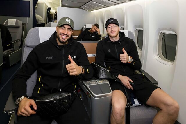 Emre Can und Marco Reus halten ihre Daumen Richtung Kamera.