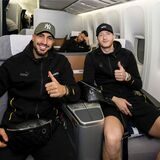 Emre Can und Marco Reus halten ihre Daumen Richtung Kamera.