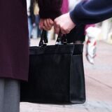Ein Mann versucht einer Frau die Handtasche zu entreißen. (Symbolbild)