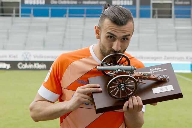 Serdar Dursun mit der Torjägerkanone.