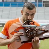 Serdar Dursun mit der Torjägerkanone.