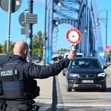 Ein Polizeibeamter des Zentralen Einsatzdienstes winkt einen Autofahrer an der Sternbrücke in Magdeburg raus.