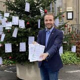 Seit mehreren Jahren findet die Wunschbaum-Aktion in Waltrop bereits statt, auch Bürgermeister Marcel Mittelbach unterstützte sie.
