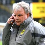 Ingo Preuß hält seine Hand ans rechte Ohr.