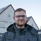 Ein Mann vor einem Haus.