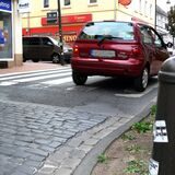 Ein Auto fährt über die Hochstraße in Waltrop und den dortigen Zebrastreifen.