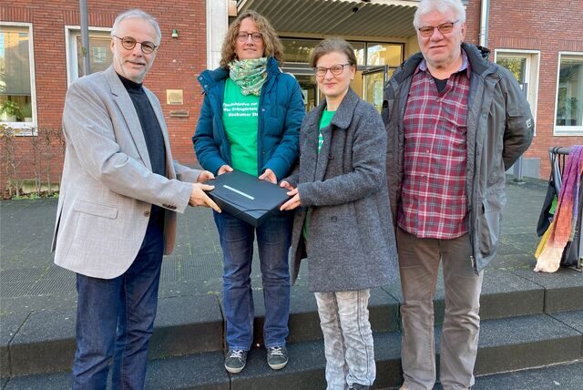 Bürgermeister Matthias Müller (l.) nahm am 22. November 2022 eine Mappe mit 4151 Unterschriften entgegen, die die Bürgerinitiative zur Erhaltung des Grüngürtels an der Backumer Straße gesammelt hatte, hier vertreten durch (v.r.) Peter Kalinski, Claudia Bischoff und Sabine Kiepert, überreicht hat.