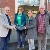 Bürgermeister Matthias Müller (l.) nahm am 22. November 2022 eine Mappe mit 4151 Unterschriften entgegen, die die Bürgerinitiative zur Erhaltung des Grüngürtels an der Backumer Straße gesammelt hatte, hier vertreten durch (v.r.) Peter Kalinski, Claudia Bischoff und Sabine Kiepert, überreicht hat.