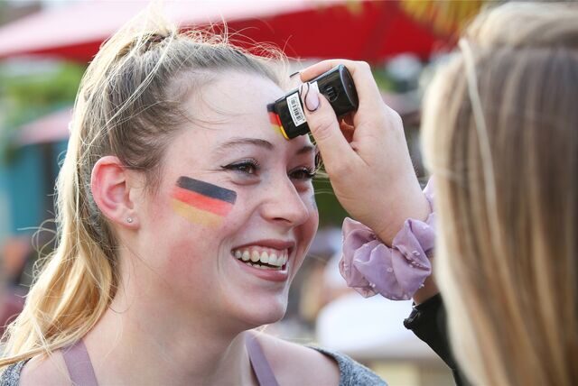 Mit der deutschen Nationalmannschaft mitfiebern? Für viele ein Muss, auch bei der umstrittenen Fußball-WM in Katar.