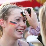 Mit der deutschen Nationalmannschaft mitfiebern? Für viele ein Muss, auch bei der umstrittenen Fußball-WM in Katar.