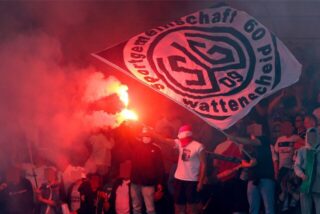Fußballfans bejubeln in der Saison 2021/2022 die SG Wattenscheid 09 mit Handfeuerfackeln. Und feiern den 2:0-Heimsieg gegen den FC Eintracht Rheine. (Archivbild)