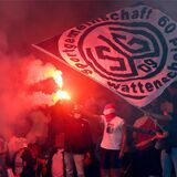 Fußballfans bejubeln in der Saison 2021/2022 die SG Wattenscheid 09 mit Handfeuerfackeln. Und feiern den 2:0-Heimsieg gegen den FC Eintracht Rheine. (Archivbild)