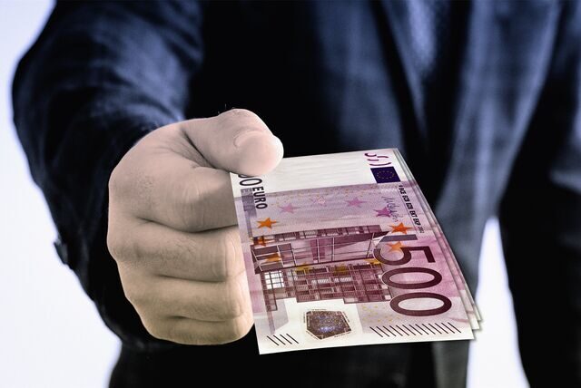 Eine Hand hält einen 500-Euro-Schein.