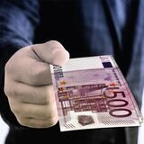 Eine Hand hält einen 500-Euro-Schein.