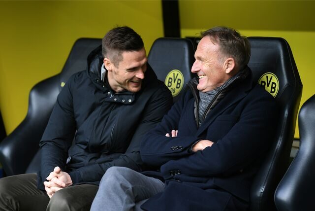 Sebastian Kehl spricht mit Hans-Joachim Watzke.