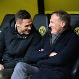 Sebastian Kehl spricht mit Hans-Joachim Watzke.