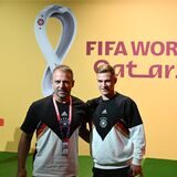 Hansi Flick und Joshua Kimmich posieren vor einer Wand.