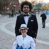 Lui und Florian posieren nach ihrer Hochzeit im Standesamt auf dem Dortmunder Friedensplatz.