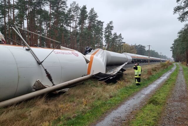 Bei der Kollision zweier Güterzüge nahe Gifhorn wurden mehrere Waggons beschädigt. Explosives Propangas strömt aus.
