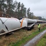 Bei der Kollision zweier Güterzüge nahe Gifhorn wurden mehrere Waggons beschädigt. Explosives Propangas strömt aus.