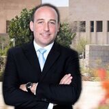 Der gebürtige Dortmunder und Hoteldirektor Holger Glaser vor dem Zulal Wellness-Ressort, dem WM-Quartier der deutschen Nationalmannschaft in Katar.