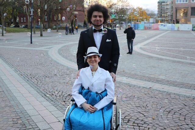 Lui und Florian posieren nach ihrer Hochzeit im Standesamt auf dem Dortmunder Friedensplatz.