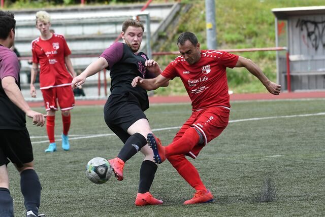 Der ESV Herne (rote Hemden) verhinderte zu Beginn der Saison, dass in der Kreisliga C1 eines der Castrop-Rauxeler Teams auf Platz eins blieb.