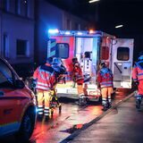 Rettungskräfte legen einen verletzten Mann in einen Krankenwagen