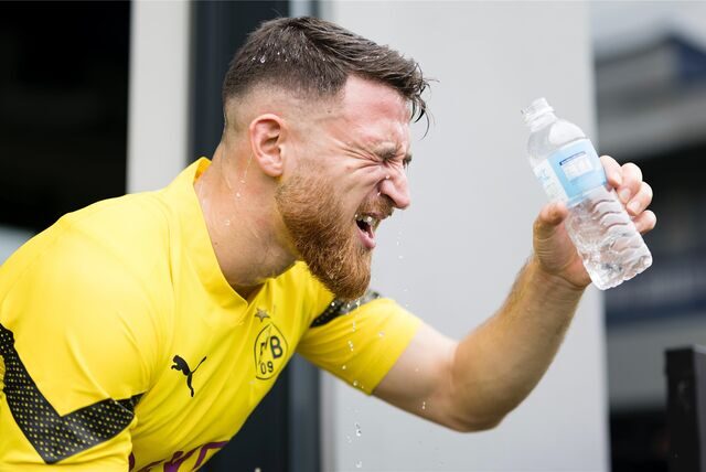 Salih Özcan schüttet sich Wasser ins Gesicht.