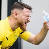 Salih Özcan schüttet sich Wasser ins Gesicht.