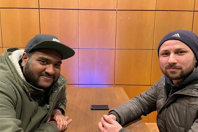 Sureskumar Ragunathan und Stefan Hengel besuchen die Informationsveranstaltung der Stadtwerke Castrop-Rauxel.