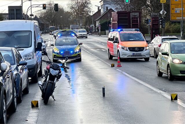 Ein Motorrad, ein Polizei- und ein Krankenwagen stehen auf der Wilhelmstraße in Waltrop nach einem Unfall.