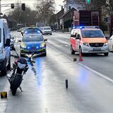 Ein Motorrad, ein Polizei- und ein Krankenwagen stehen auf der Wilhelmstraße in Waltrop nach einem Unfall.