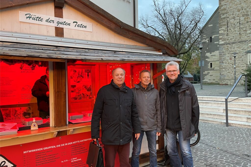 Georg Möllers, Hans Spiza und Marc Gutzeit stehen auf dem Kirchplatz Recklinghausen neben der Georg Möllers, Hans Spiza und Marc Gutzeit stehen auf dem Kirchplatz Recklinghausen neben der