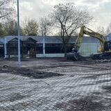 Das Gelände der alten Fleischerei Grabowski an der Kleinen Lönsstraße hat nun ein Kettenbagger erobert. Der überwucherte Parkplatz ist freigeschnitten.