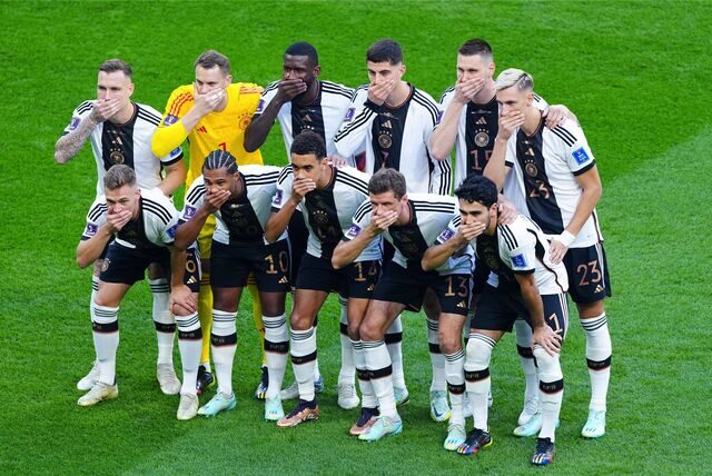 Die DFB-Spieler halten sich den Mund zu.