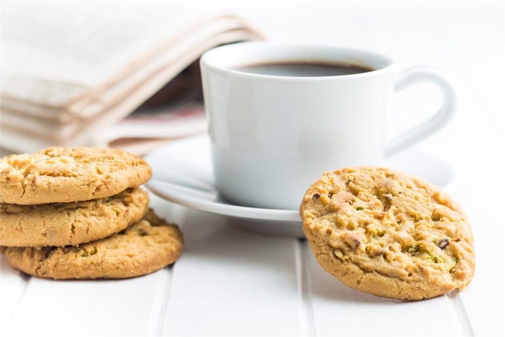 cookies und eine tasse kaffee