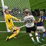 Nico Schlotterbeck im Zweikampf mit Takuma Asano.