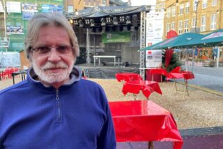 Friedhelm Mowka kocht im Open Air Zelt. Er wird täglich gefragt, wann denn die WM übertragen wird.